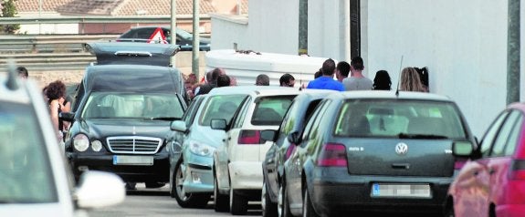 Familiares, vecinos y amigos acompañan los ataúdes de los pequeños a su entrada al cementerio de Guadalupe. 