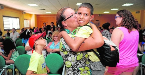Una mujer, abrazando a un niño saharaui, ayer en el Centro Las Balsas de Molina de Segura. 