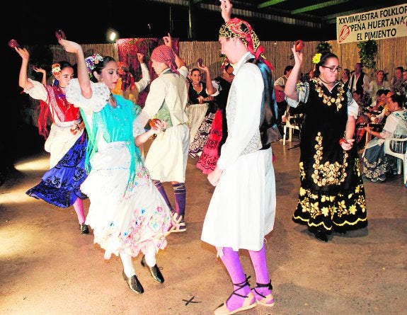 La peña El Pimiento cierra su festival de folclrore. 