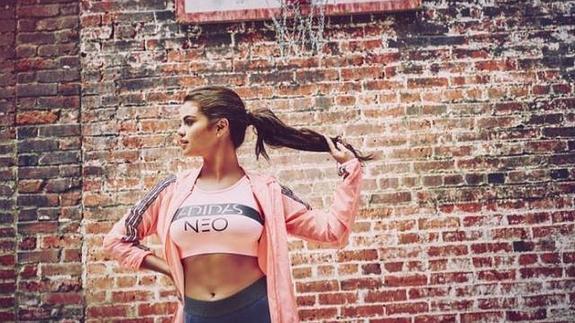 Una d las imágenes publicitarias de Selena Gomez para Adidas Neo. 