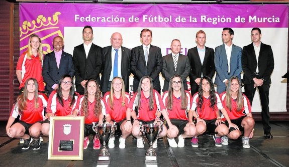 Premiados y dirigentes de la Federación Murciana de Fútbol, en la gala celebrada ayer. 