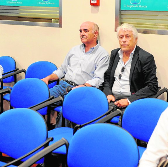 Alberto Garre, junto a Juan Guillamón, sentados en la última fila, en la reciente reunión de la Junta Directiva del PP. 
