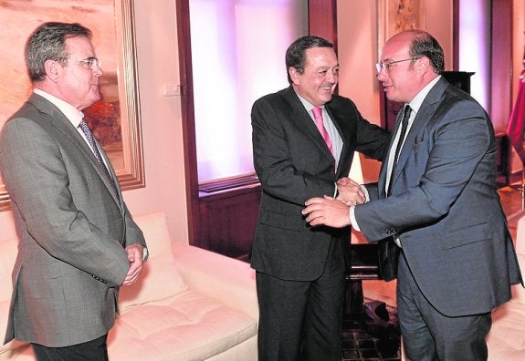 Albarracín y Sánchez se saludan ayer en presencia del secretario general de Croem, José Rosique. 