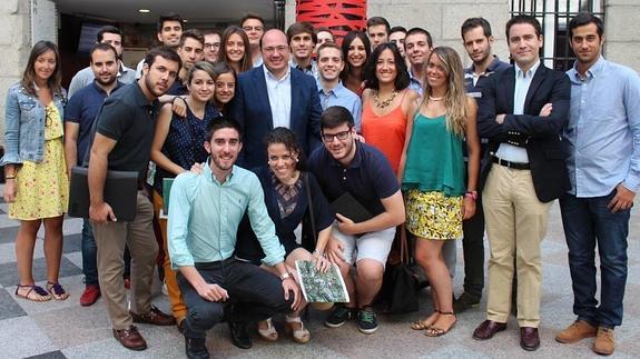 Pedro Antonio Sánchez y el diputado del PP por Murcia Teodoro García (derecha, con chaqueta) posan con un grupo de asistentes al curso de El Escorial.