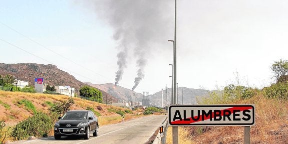 Las columnas de humo procedentes de las chimeneas de Repsol llenaron el cielo de humo negro, el pasado martes.  