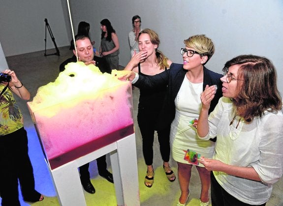 'Probando' una de las piezas de la exposición. 