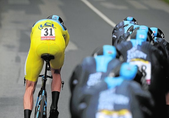 Froome se descuelga por la izquierda tras dar un relevo durante la crono por equipos de ayer. 