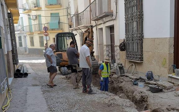 Zanja abierta en la calle Cava por la que irán todos los servicios que se están renovando. 