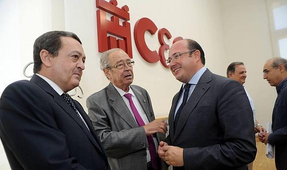 José María Albarracín y Clemente García junto al presidente Pedro Antonio Sánchez. 