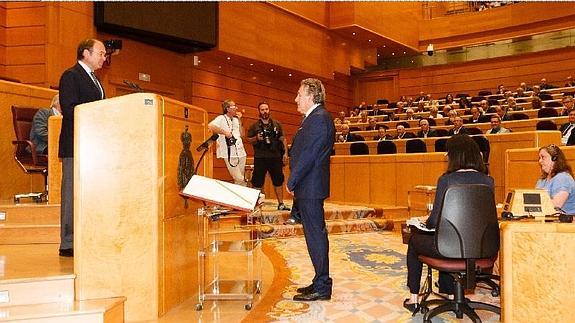 El presidente del Senado, Pío García Escudero, toma declaración de acatamiento al socialista Francisco Oñate. 