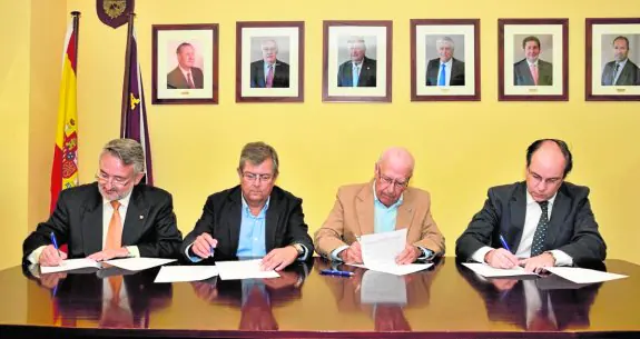 Los cuatro decanos durante la firma de la carta que dirigieron ayer a la ministra. 