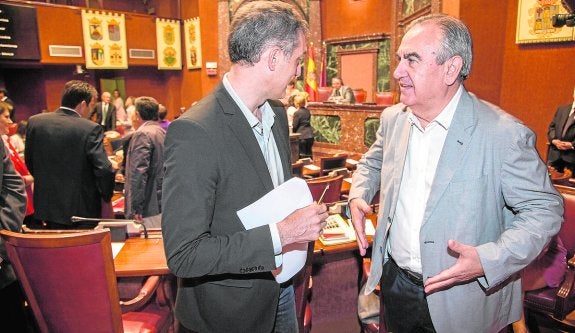 Óscar Urralburu, de Podemos, y Rafael González Tovar, del PSOE, antes del Pleno.