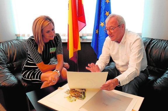 La regidora, Patricia Fernández, con Valcárcel en Bruselas. 