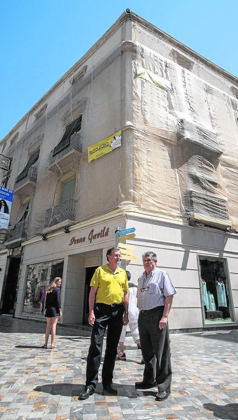 Diego Galindo (a la derecha), junto al administrador de fincas Manuel Sánchez, frente al edificio de Puerta de Murcia, 2.