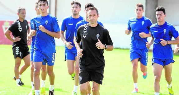 Aira dirige en Cobatillas la primera sesión de entrenamiento del Real Murcia esta pretemporada. 