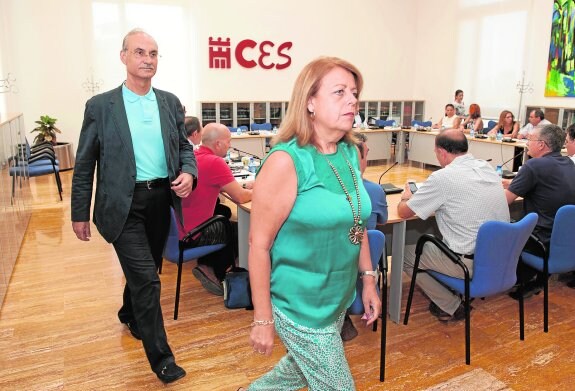 La consejera Sánchez-Mora, seguida del presidente del CERM, Luis Navarro, tras celebrar ayer el Consejo Escolar de la Región.