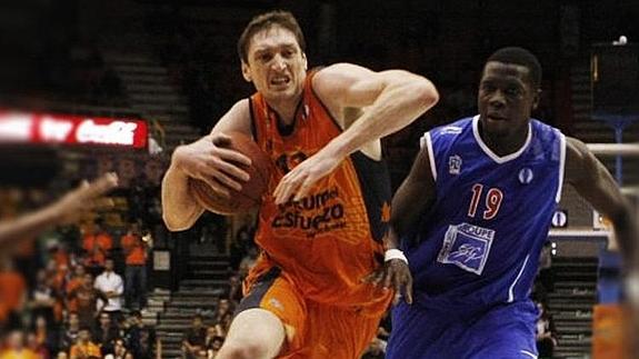 Serhiy Lishchuk con la camiseta del Valencia.