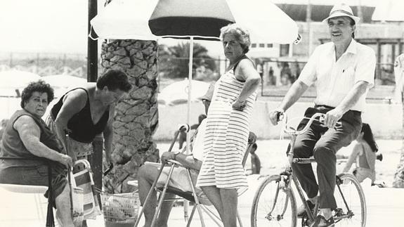 Saza paseaba con su bicicleta, por Los Alcázares, en el verano de 1991. 