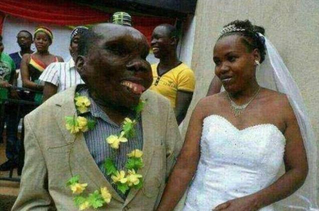 Godfrey junto a su tercera esposa el día su boda. 