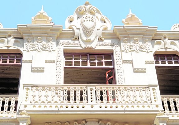 Balcón principal del piso superior del edificio de la antigua Cámara Agraria que se sitúa en la céntrica calle Corredera. 