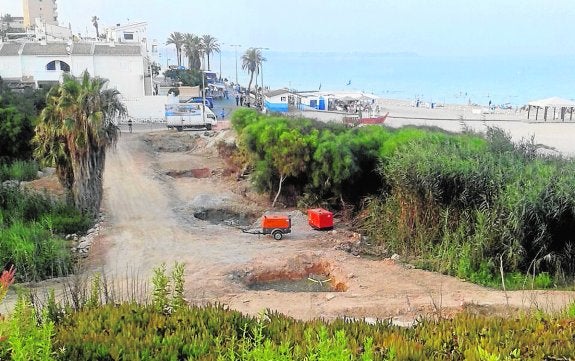 Obras de cimentación para la pasarela en río Seco. Al fondo, Mil Palmeras 