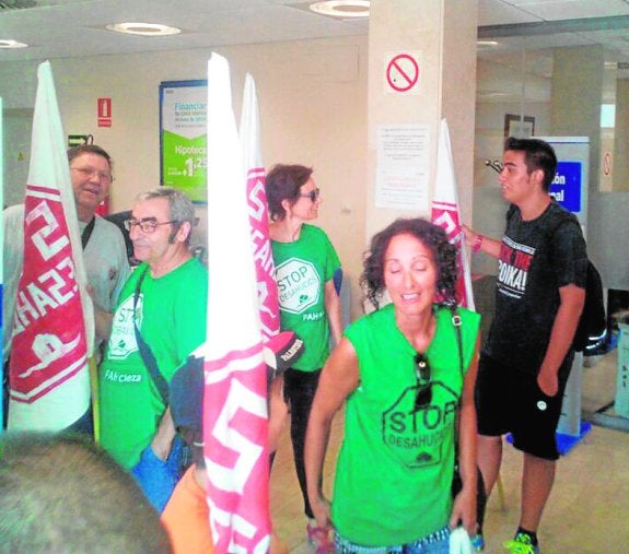 Aplican la Ley de Seguridad Ciudadana al cura de los desahucios por ocupar un banco