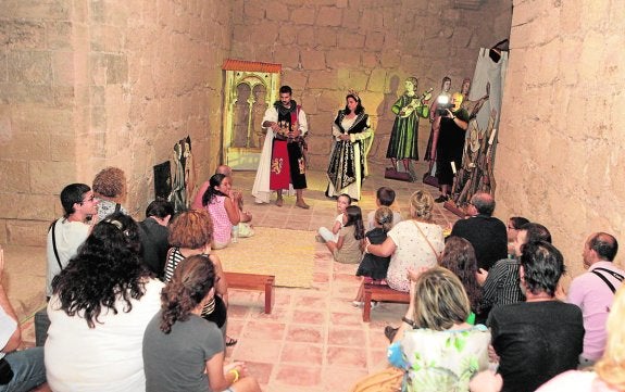 Visitantes en la torre Alfonsina durante uno de los recorridos teatralizados a la alcazaba.