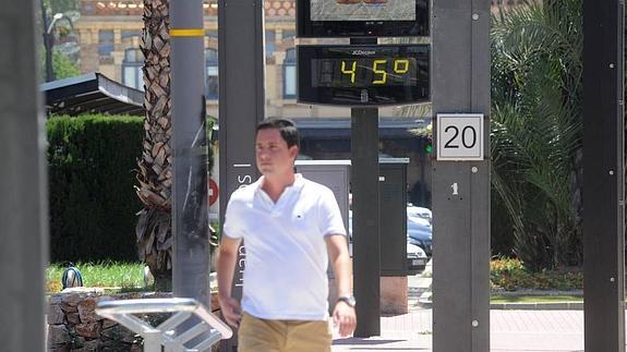 Un termómetro de una céntrica calle de Murcia marca los 45º este lunes. 