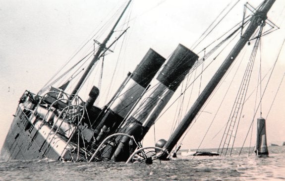 Foto del hundimiento del barco, conservada en el Archivo General de la Región. 