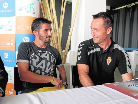 Víctor Fernández y José Manuel Aira conversando distendidamente, ayer en el complejo Pinatar Arena. 