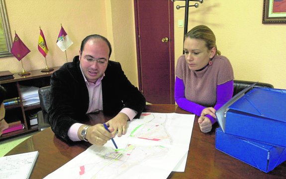 El exalcalde de Puerto Lumbreras y actual presidente regional, Pedro Antonio Sánchez, presentando el plan general en el año 2007 junto a la arquitecta municipal Inmaculada García Campos. 