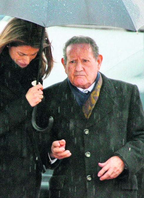 Paco Rocasolano con Doña Letizia en el funeral de su hermana Erika. :: afp