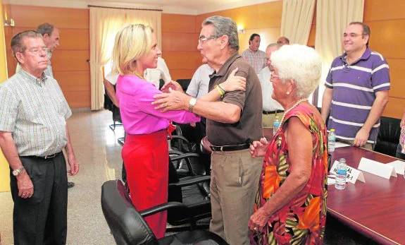 Adela Martínez Cachá saluda a Pascual del Vas, miembro de la junta de Gobierno de la Comunidad de Regantes, instantes antes de que se iniciase la sesión extraordinaria que presidió.