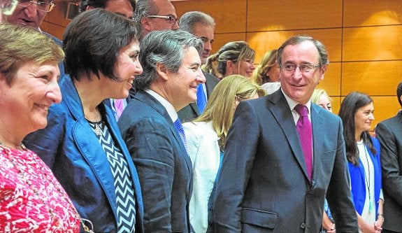 Encarna Guillén, segunda por la izquierda, junto al resto de consejeros autonómicos y el ministro. 