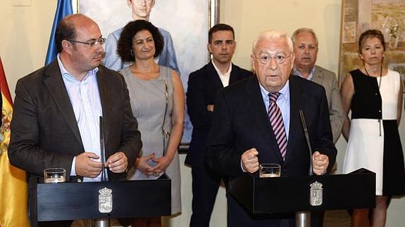 Molina interviene, junto a Sánchez, durante la constitución del Consejo.