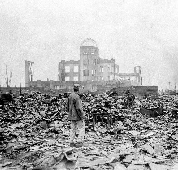 Un hombre contempla la ciudad japonesa de Hiroshima devastada tras el lanzamiento de la bomba atómica . 