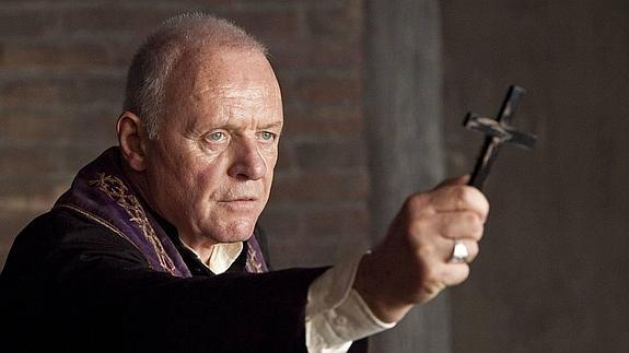 El actor Anthony Hopkins exorcizando en la película de 'El Rito'. 
