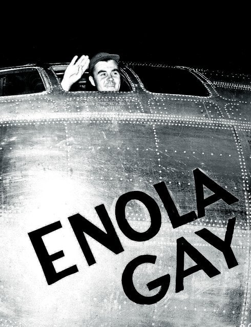 El comandante Paul W. Tibbets, de 30 años, saluda desde la cabina del B-29, el día del ataque a Hiroshima. Tibbets mandó escribir en el morro del avión el nombre de su madre, Enola Gay.
