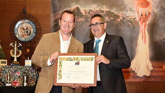 Pablo González Conejero recoge el Castillete de Oro de manos de Pedro López Milán. 