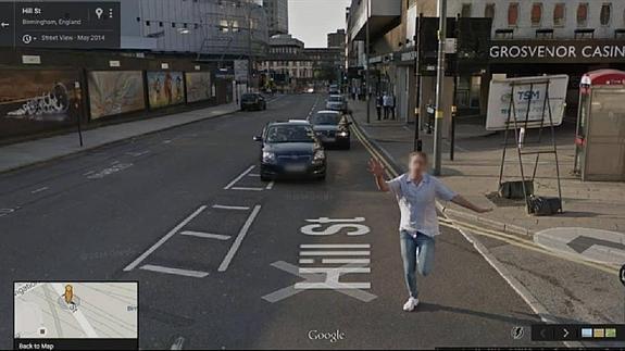 Un momento en el que el chico corría tras el coche de Google Street View. 