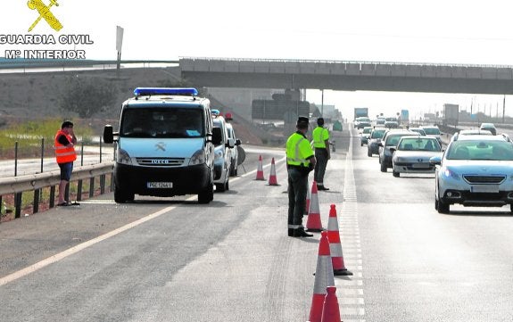 El conductor del camión, en el arcén de la carretera, durante el control en el que fue detenido. 
