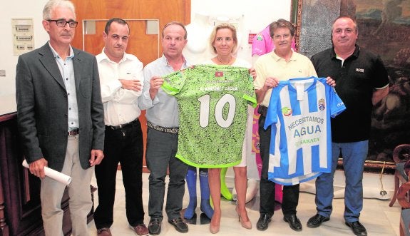 La consejera Martínez-Cachá, con la camiseta con su nombre y el lema 'Necesitamos agua', junto al alcalde y varios empresarios. 