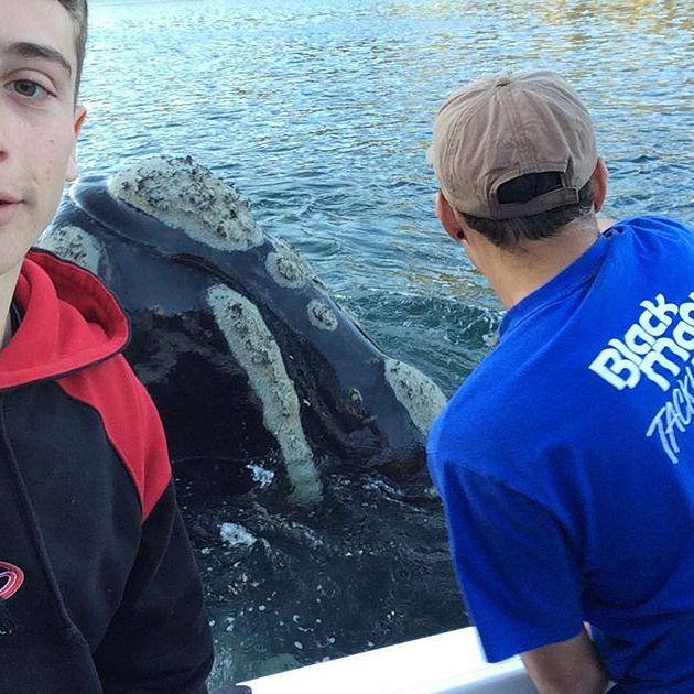 El selfie de los pescadores de Middle Harbour junto a la ballena.