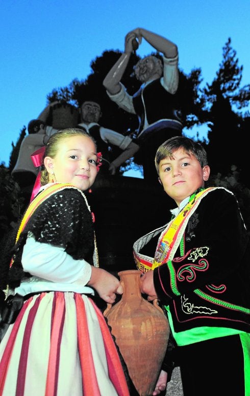 Los Vendimiadores infantiles, ayer, junto a la Fuente del Vino.