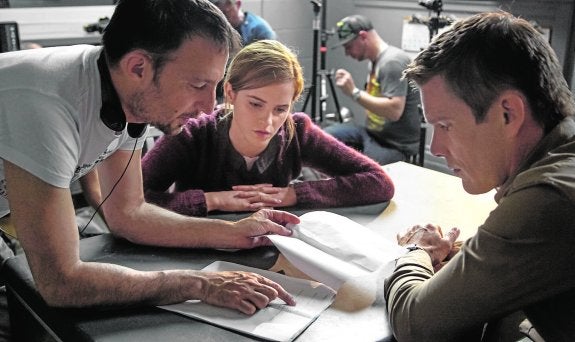 Alejandro Amenábar da instrucciones a Ethan Hawke y Emma Watson durante el rodaje de 'Regresión' en Canadá. 