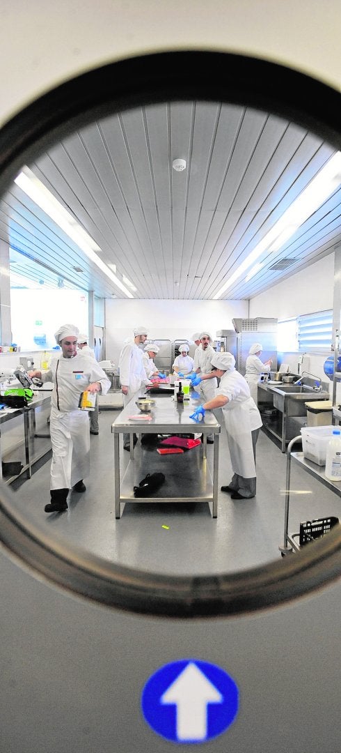 Alumnos de Cocina y Gastronomía durante una clase en el Centro de Cualificación Turística (CCT) . 