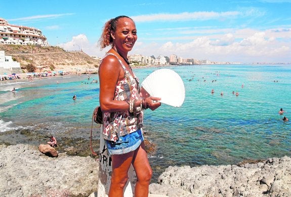 Raquel, ante la playa mediterránea de La Manga, donde ha encontrado un puerto seguro. 