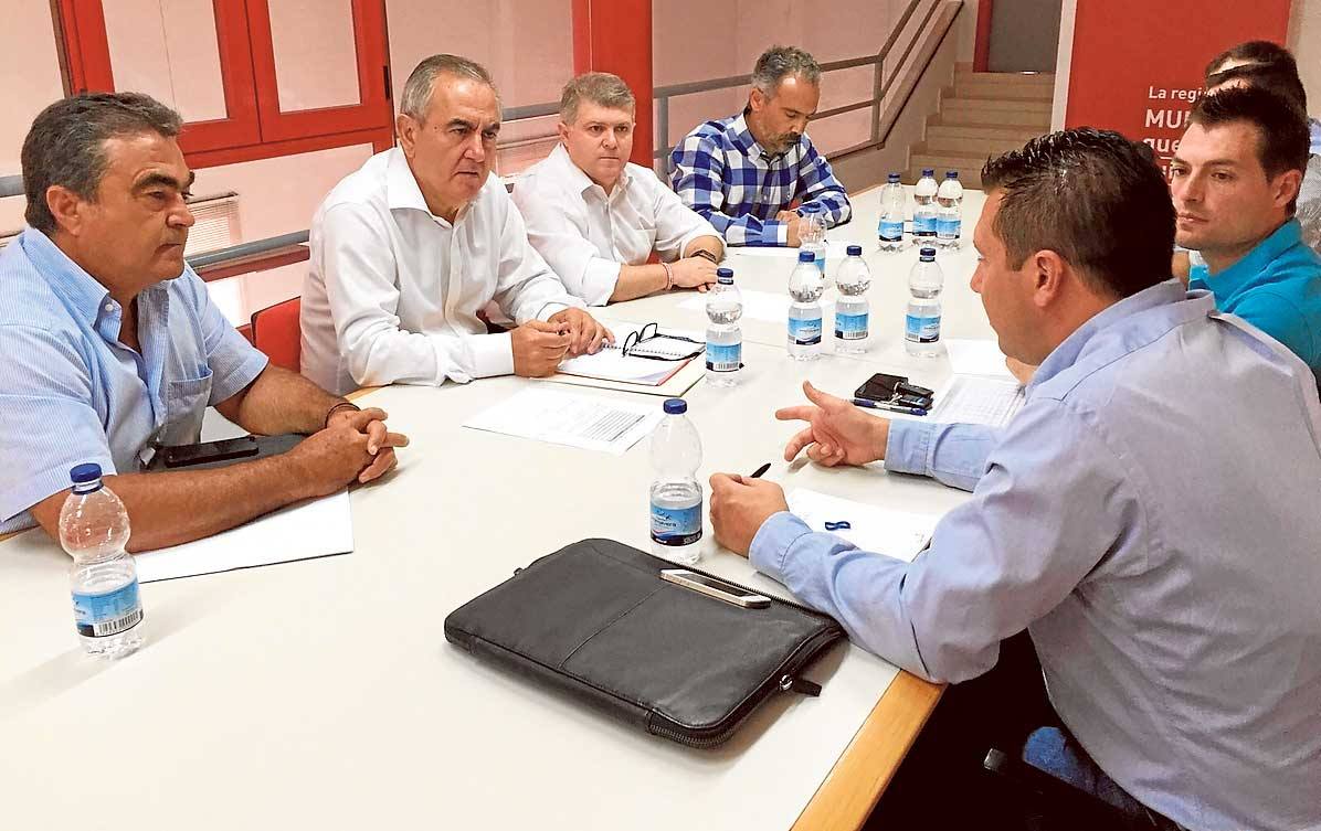 Jesús Navarro y González Tovar con los alcaldes y ediles socialistas ayer en Calasparra.