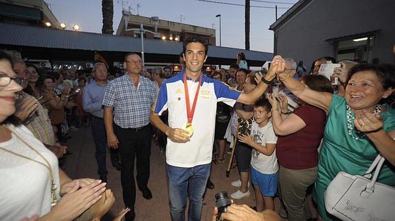Miguel Ángel López, con la medalla de campeón del  Mundo, este jueves, en el homenaje que le han brindado en Llano de Brujas.