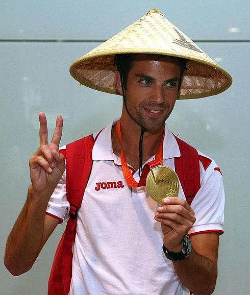 Miguel Ángel López posa con un sombrero chino, a su llegada al aeropuerto de El Prat, este jueves en Barcelona.